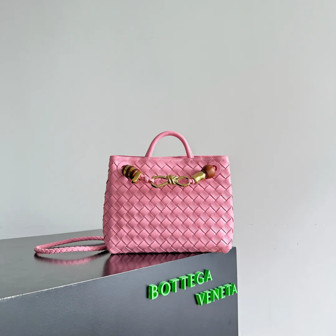 The new Andiamo batch of 3060 BV is shipped‼ ️The classic intercciato weaving process is used to create a soft bag, the metal knot is made of micro-cast aluminum using jewelry technology🪢, and the decorative beads are made of metal and hand-polished oak, allowing you to jump repeatedly between elegance and fun💃, making it unpredictable. Classic and versatile, it shows off your temperament, and the bag has a large capacity, making it very convenient for daily commuting! It has a variety of carrying methods, the shoulder straps can be adjusted by yourself, the original lambskin feels soft and delicate, and the unisex style breaks gender boundaries and brings a more practical and long-lasting use experience. The Andiamo, which has both elegant and casual styles, perfectly interprets the "fashionable old money style". Style No.: 743568+Wood Hardware Color: Ribbon Pink Size: 25*22*10.5cm